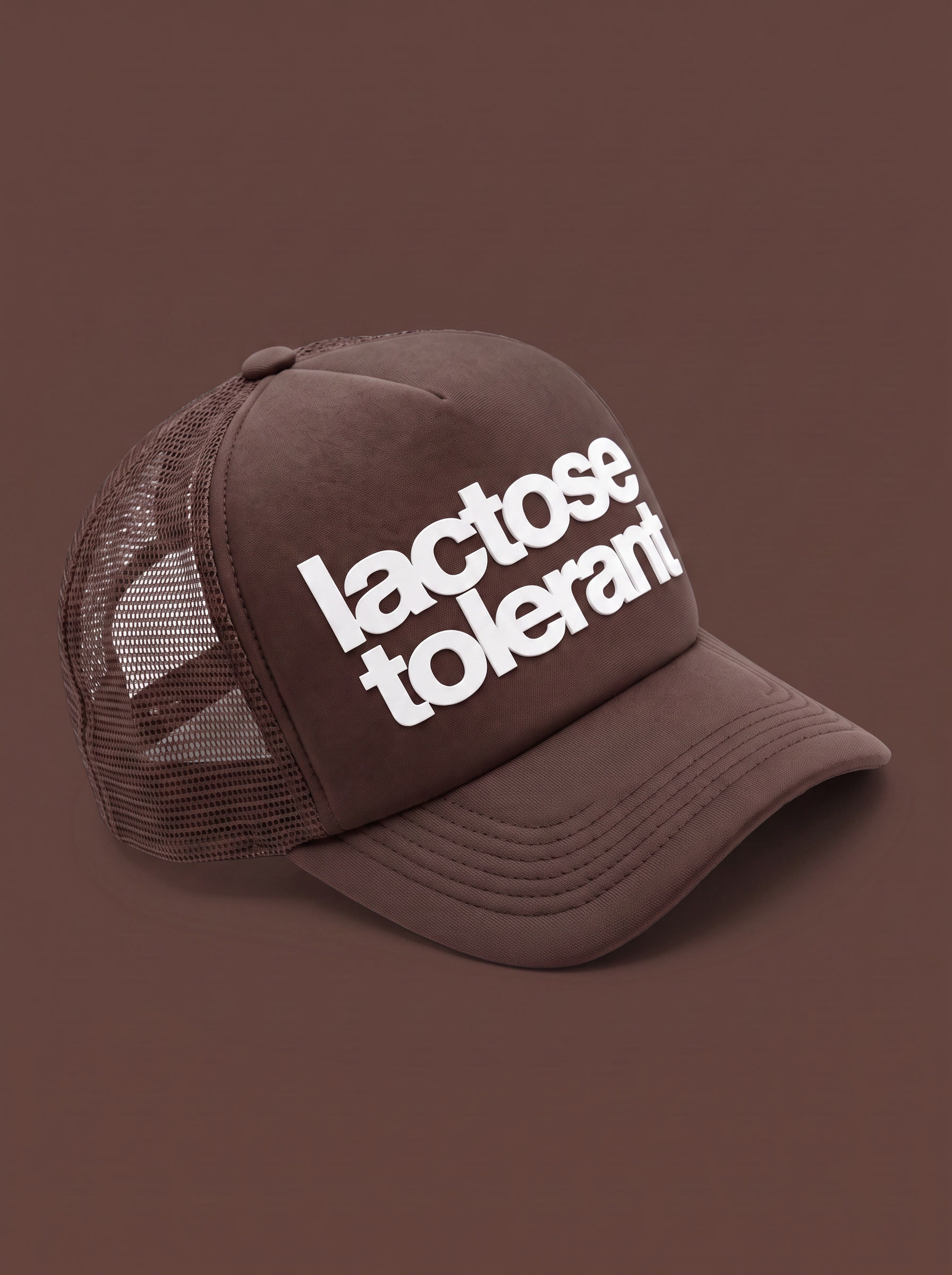 Detalle del estampado "lactose tolerant" en gorra trucker Bean & Brim