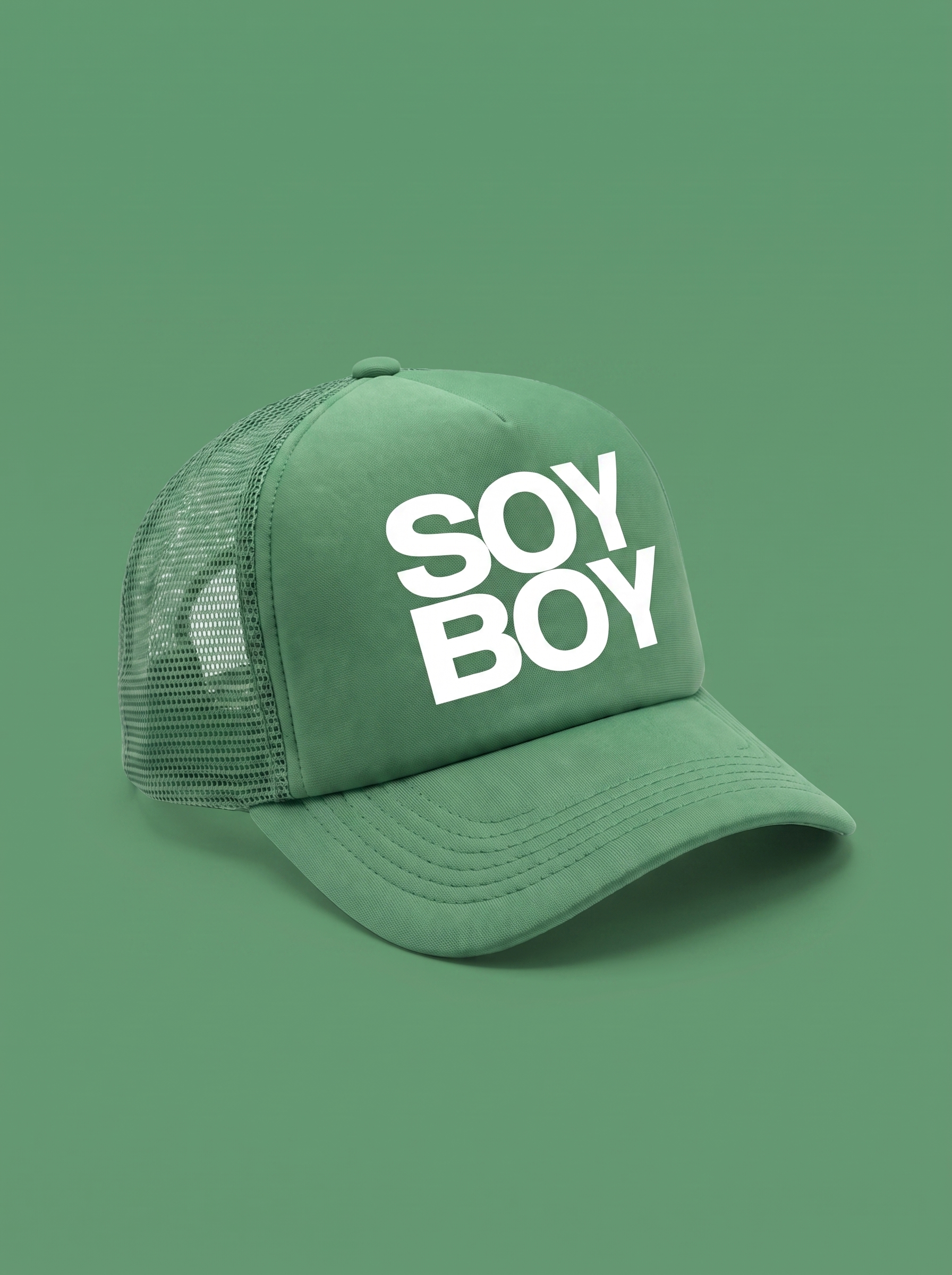 Detalle del estampado "soy boy" en gorra trucker Bean & Brim