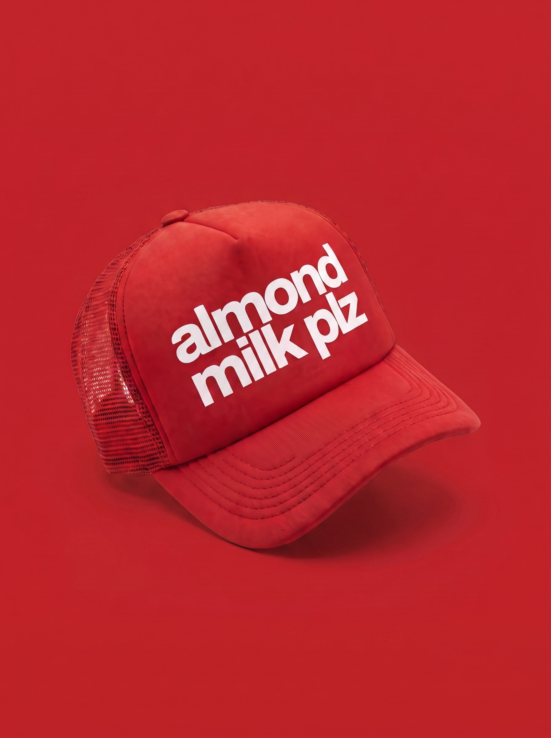 Detalle del estampado "almond milk plz" en gorra trucker Bean & Brim