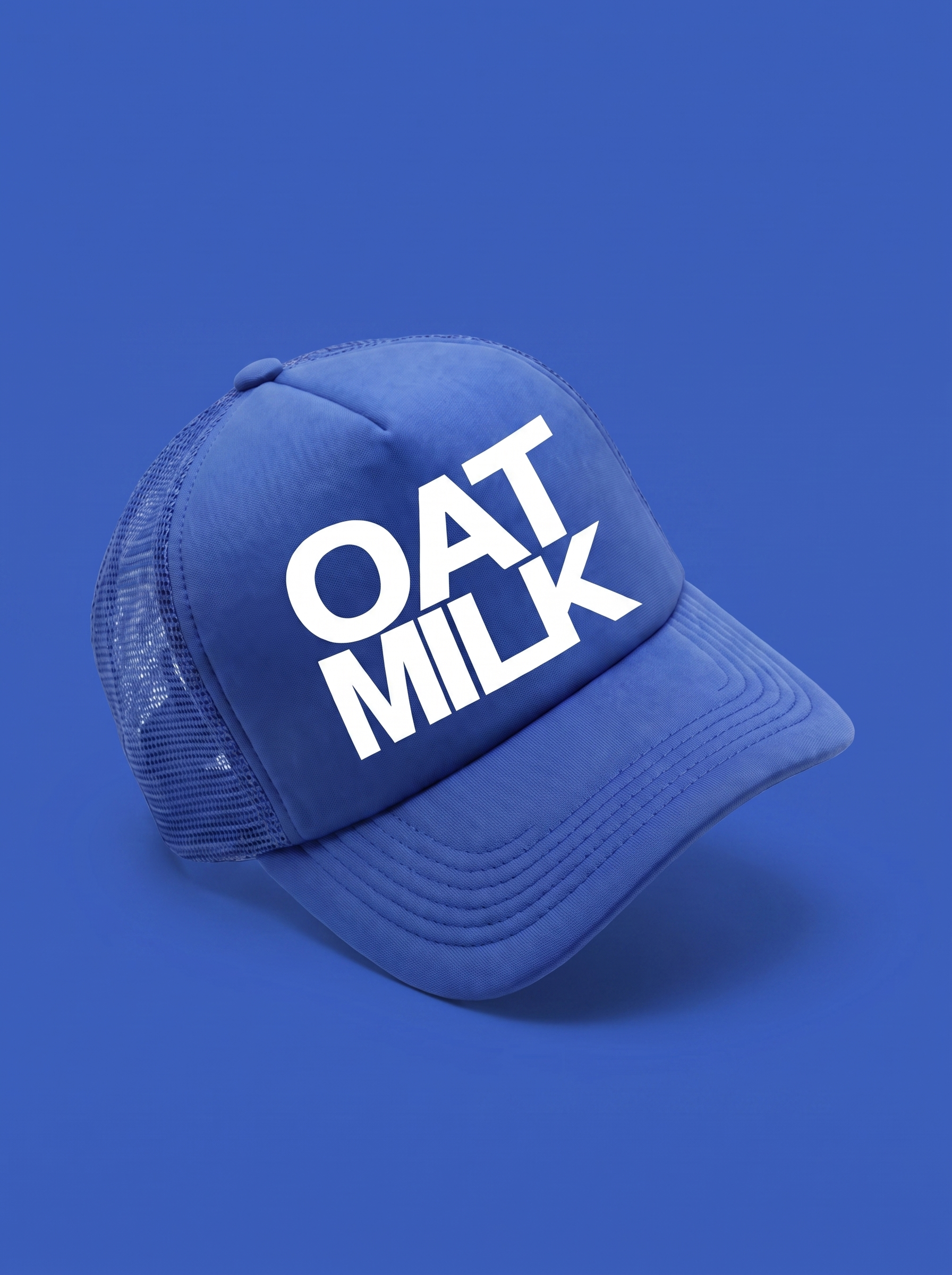 Detalle del estampado "oat milk" en gorra trucker Bean & Brim