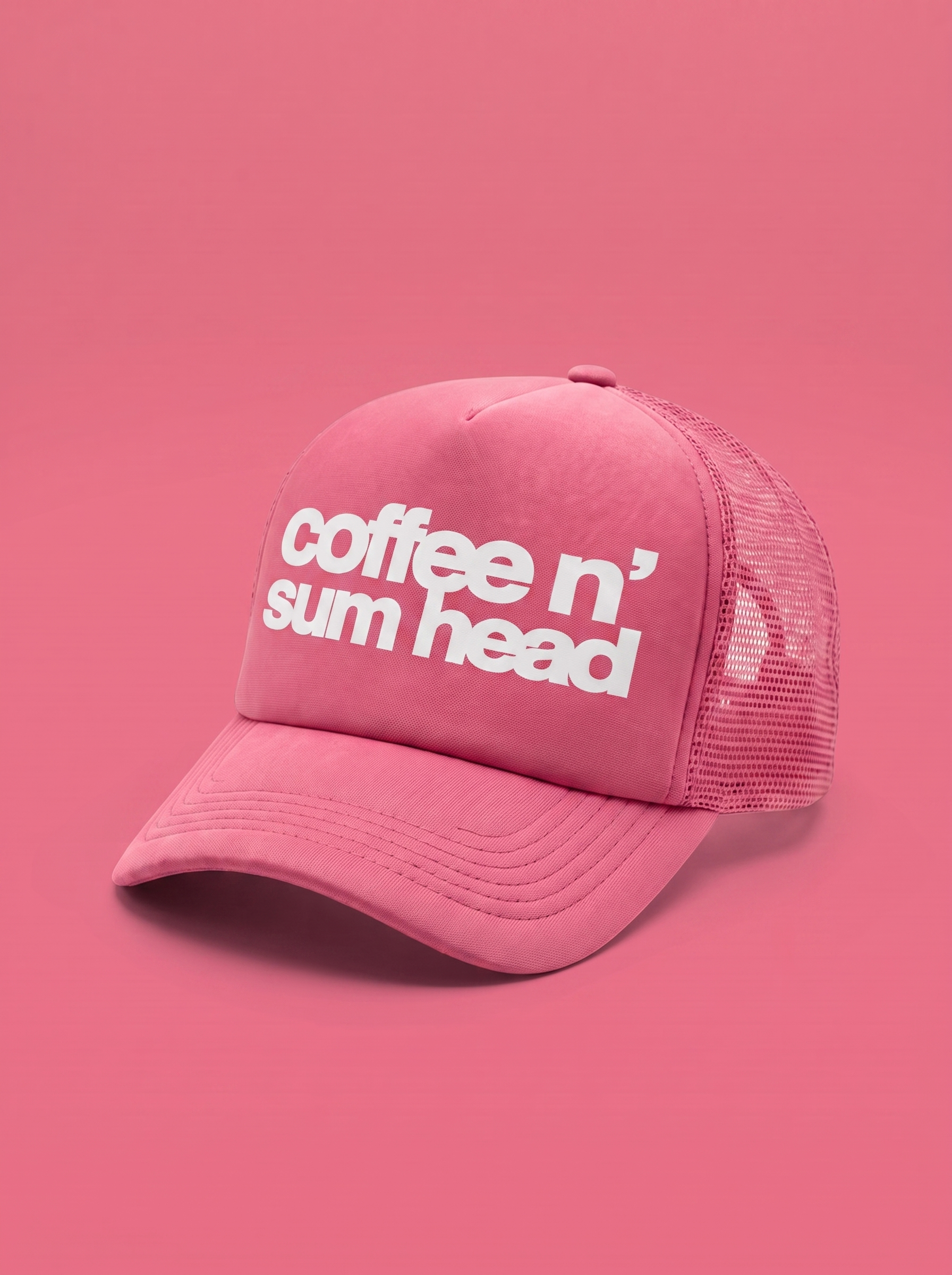 Detalle del estampado "coffee n'sum head" en gorra trucker Bean & Brim