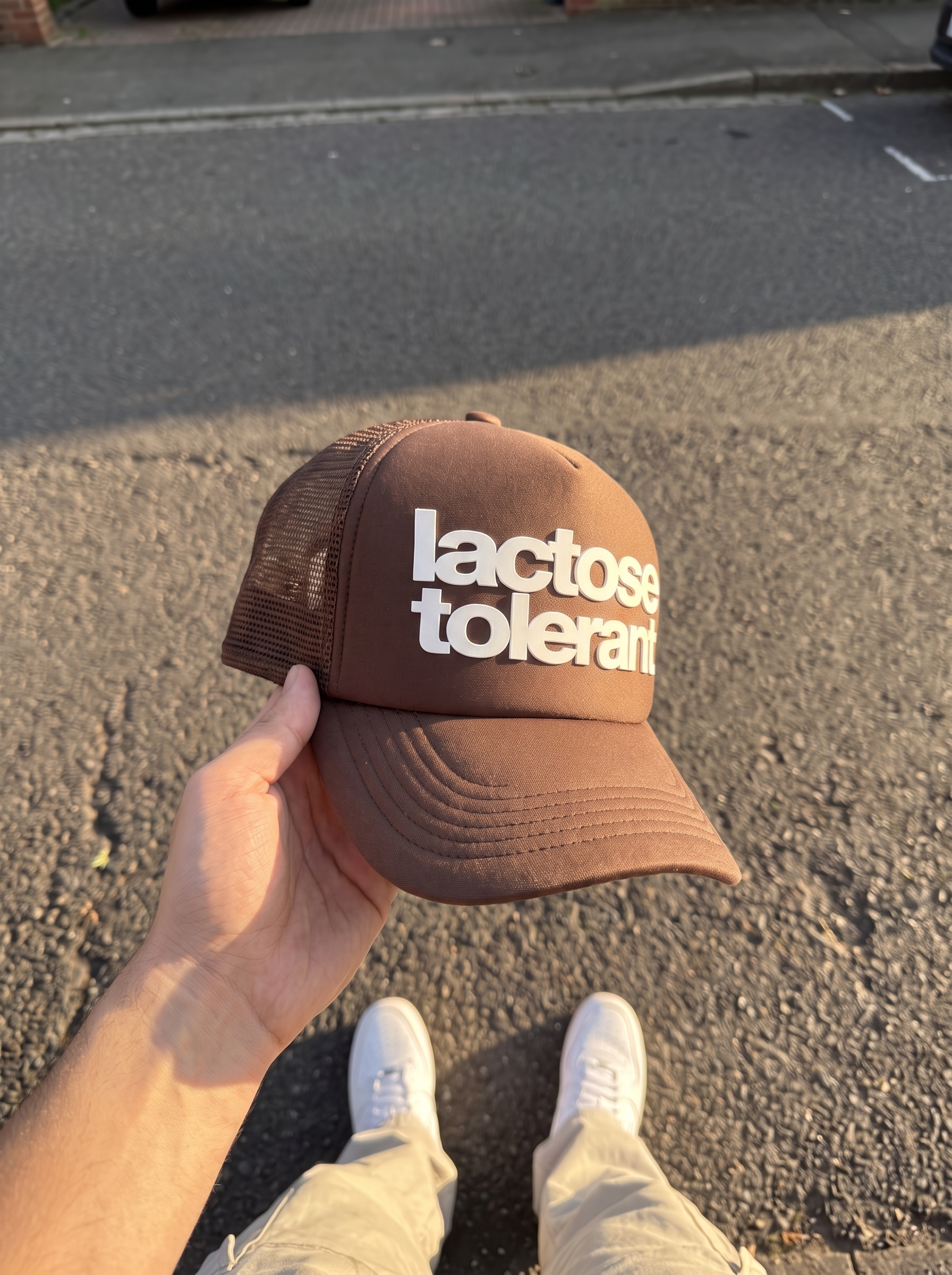 Gorra trucker "lactose tolerant" Bean & Brim puesta, estilo streetwear