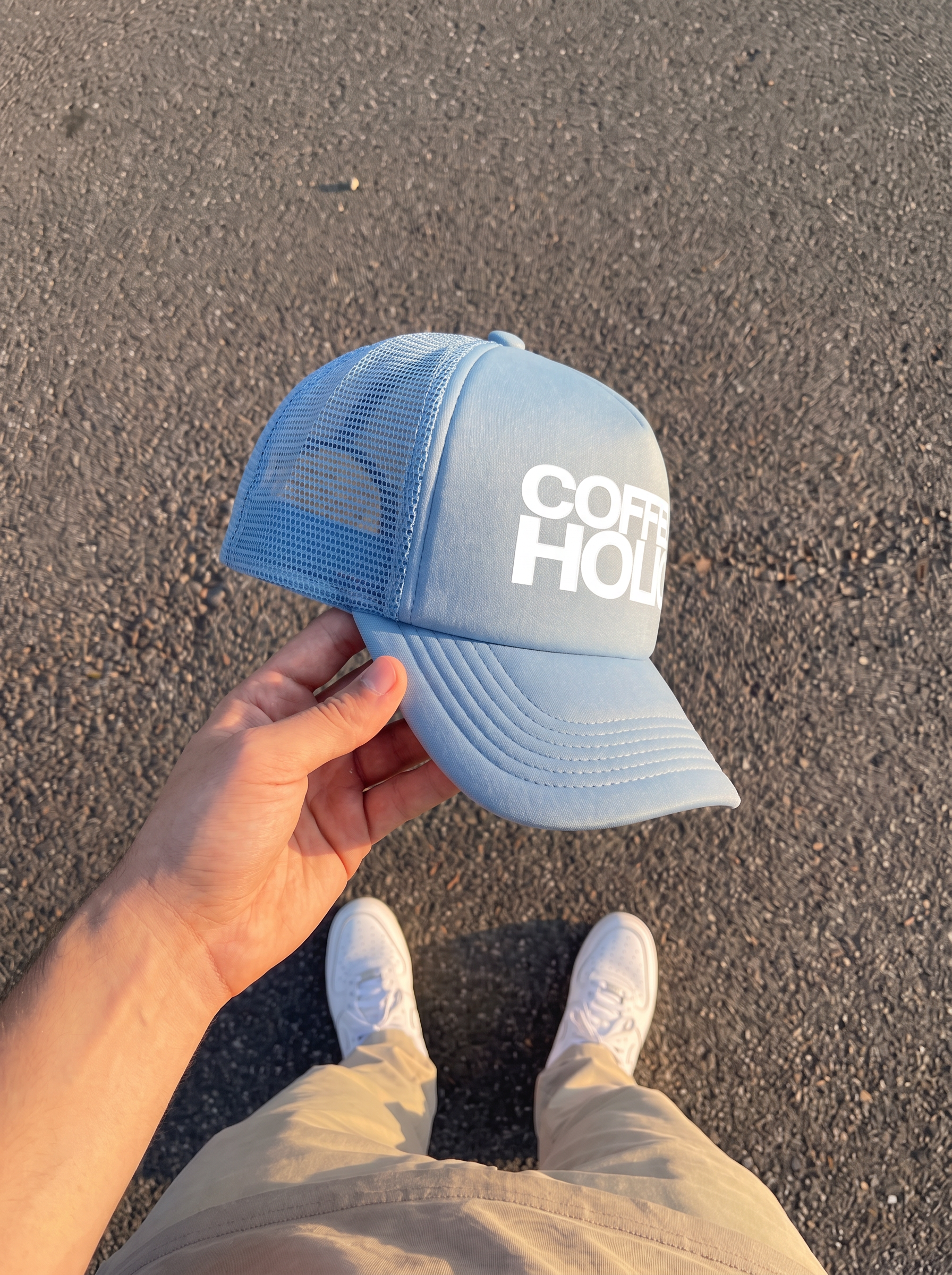 Gorra trucker "coffee holic" Bean & Brim puesta, estilo streetwear
