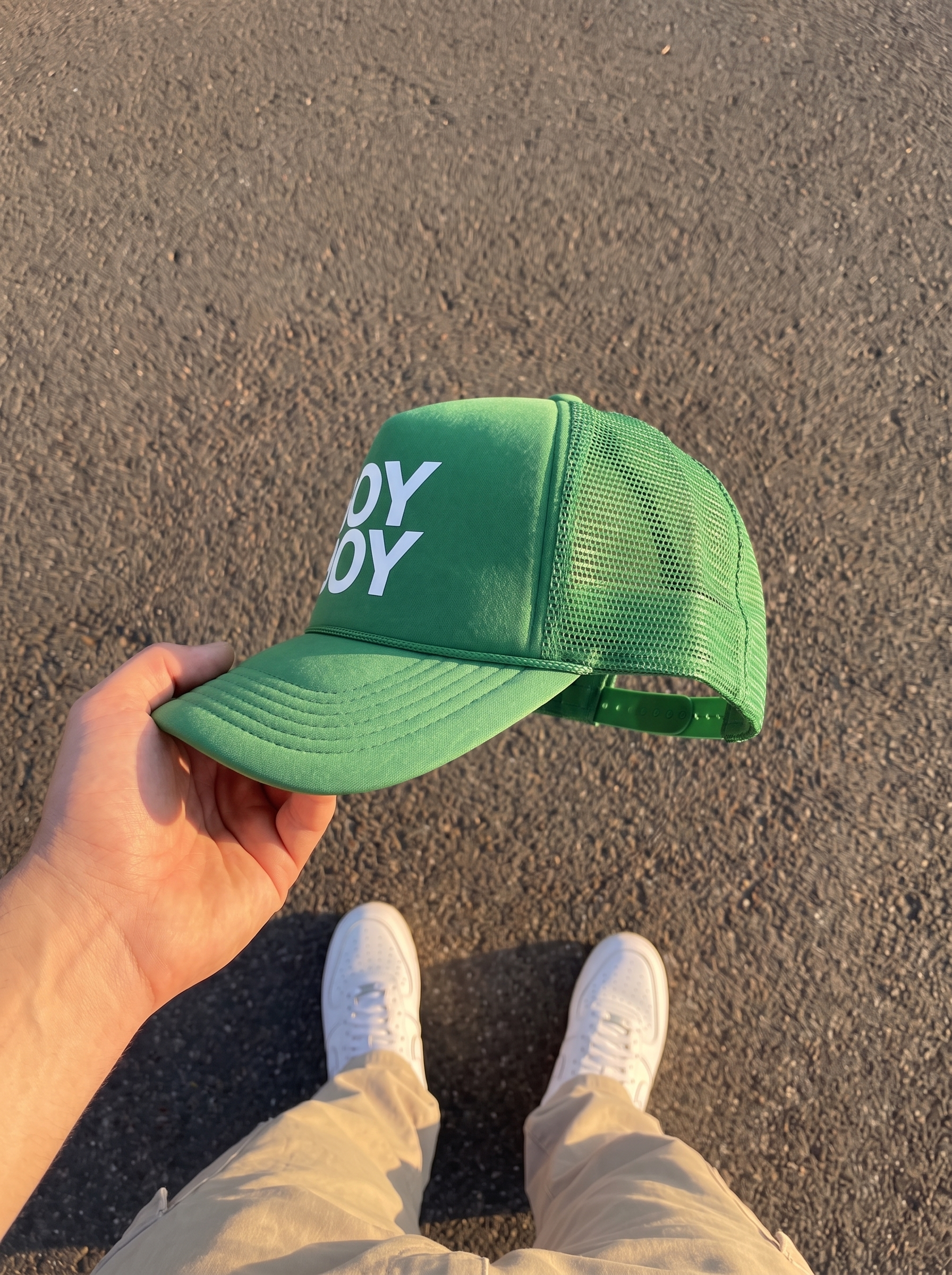 Gorra trucker "soy boy" Bean & Brim puesta, estilo streetwear