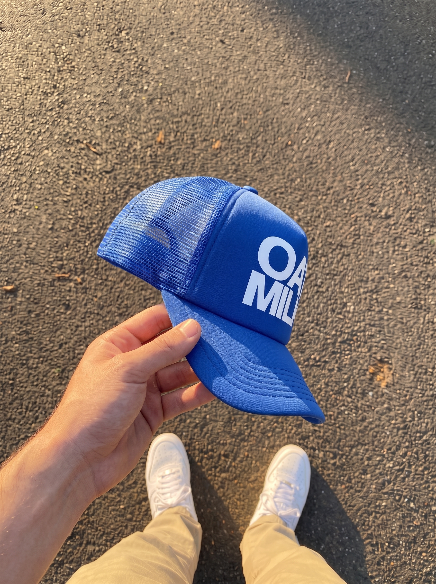 Gorra trucker "oat milk" Bean & Brim puesta, estilo streetwear