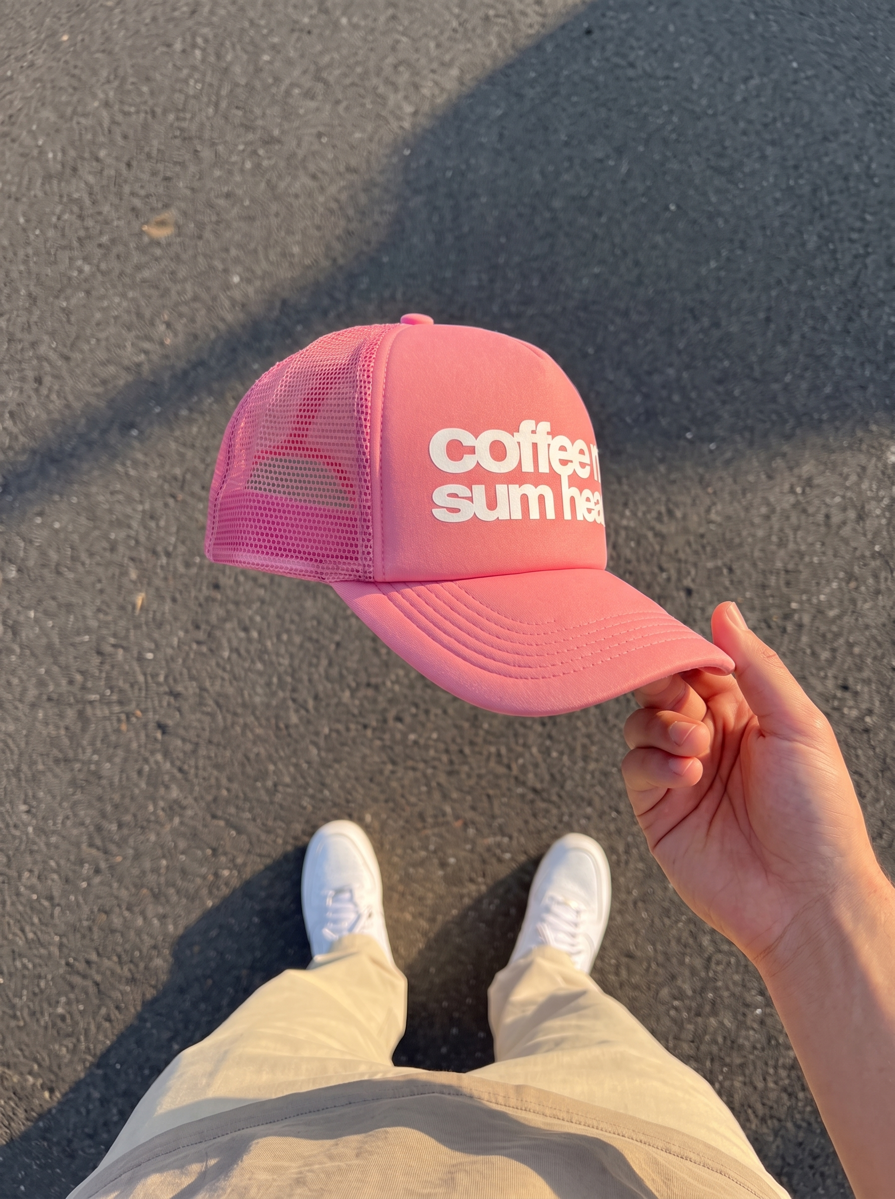 Gorra trucker "coffee n'sum head" Bean & Brim puesta, estilo streetwear